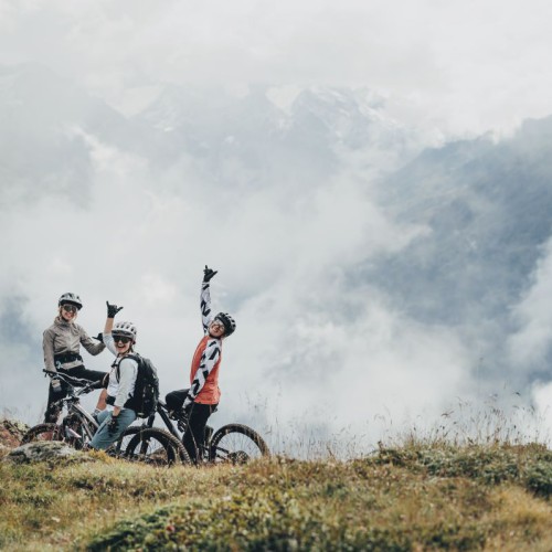 Vrienden met de moutainbike op de berg