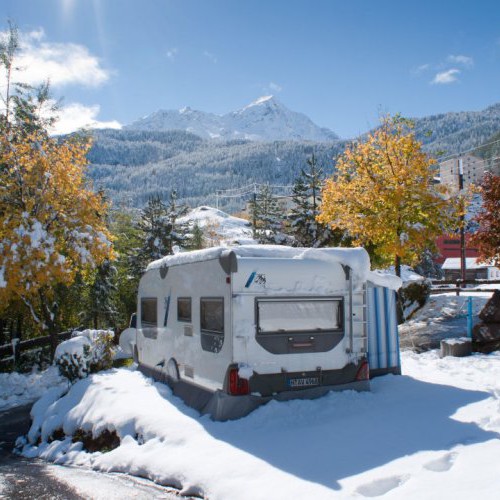 Caravan in de sneeuw