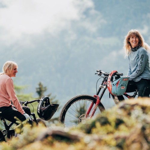 Fietsende vriendinnen