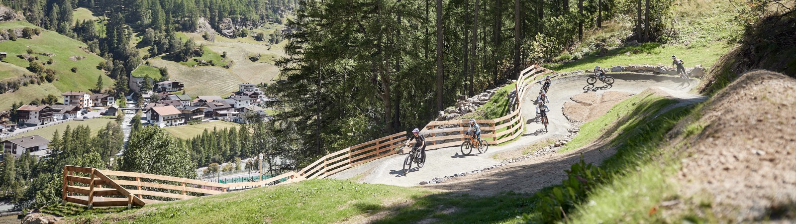 Mountainbikers on shaped trail in Sölden zomer