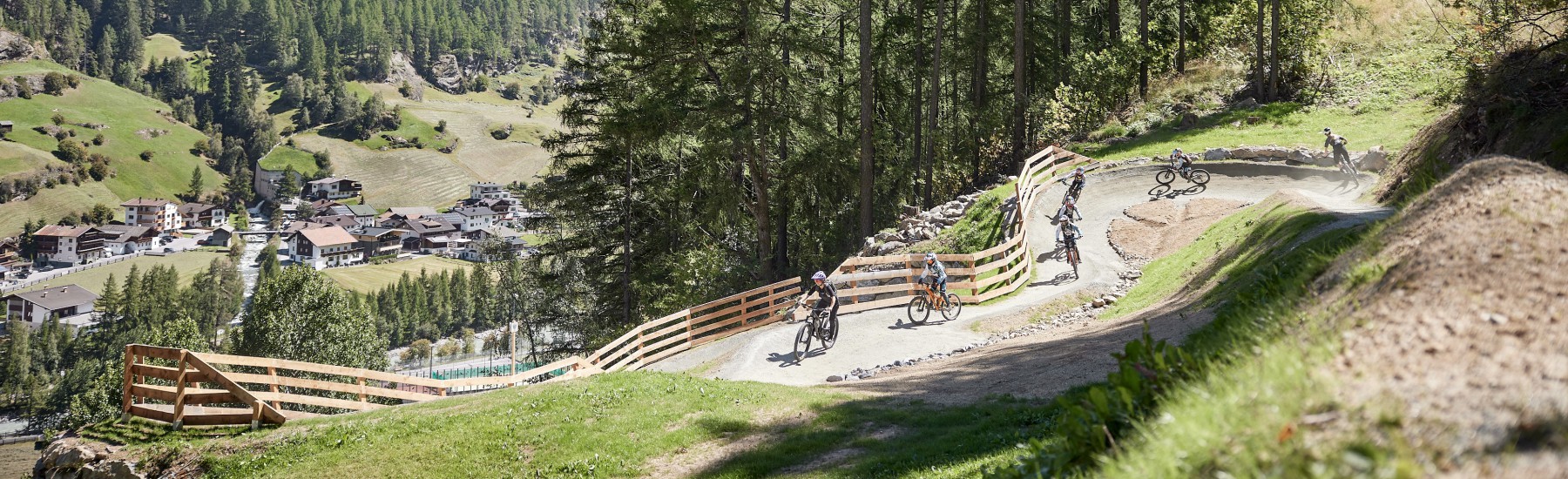 Mountainbikers on shaped trail in Sölden zomer