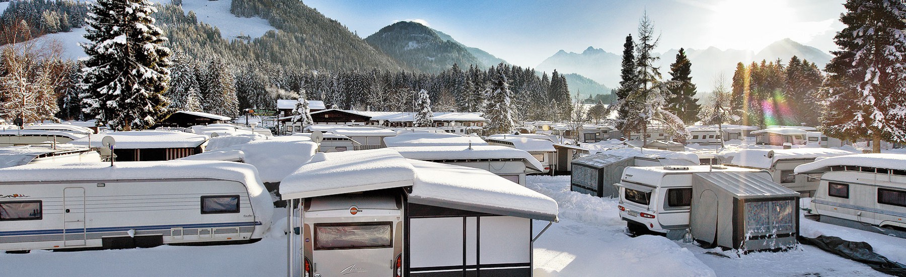 Campers in de sneeuw