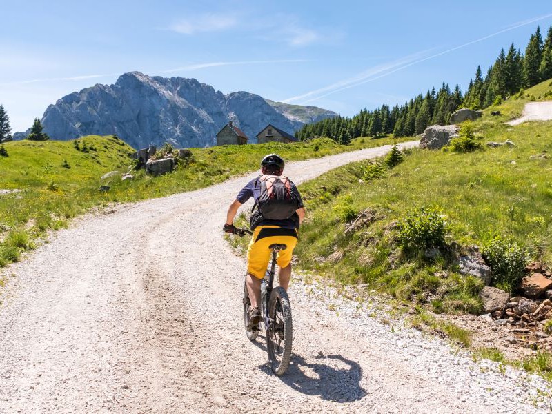 Mountainbiker die door de bergen fietst